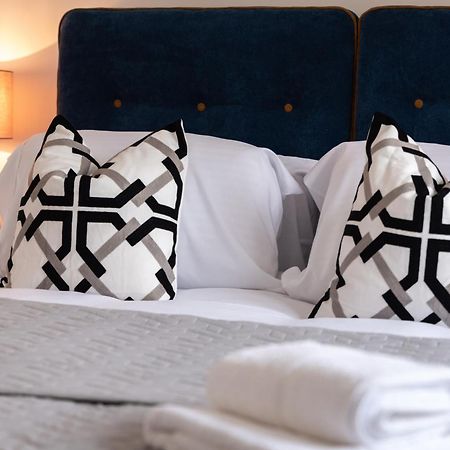 Elegant Apartments In Staines L Free Onsite Parking 斯坦斯 外观 照片