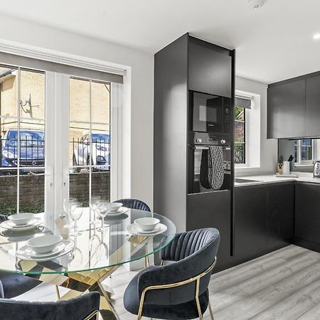 Elegant Apartments In Staines L Free Onsite Parking 斯坦斯 外观 照片