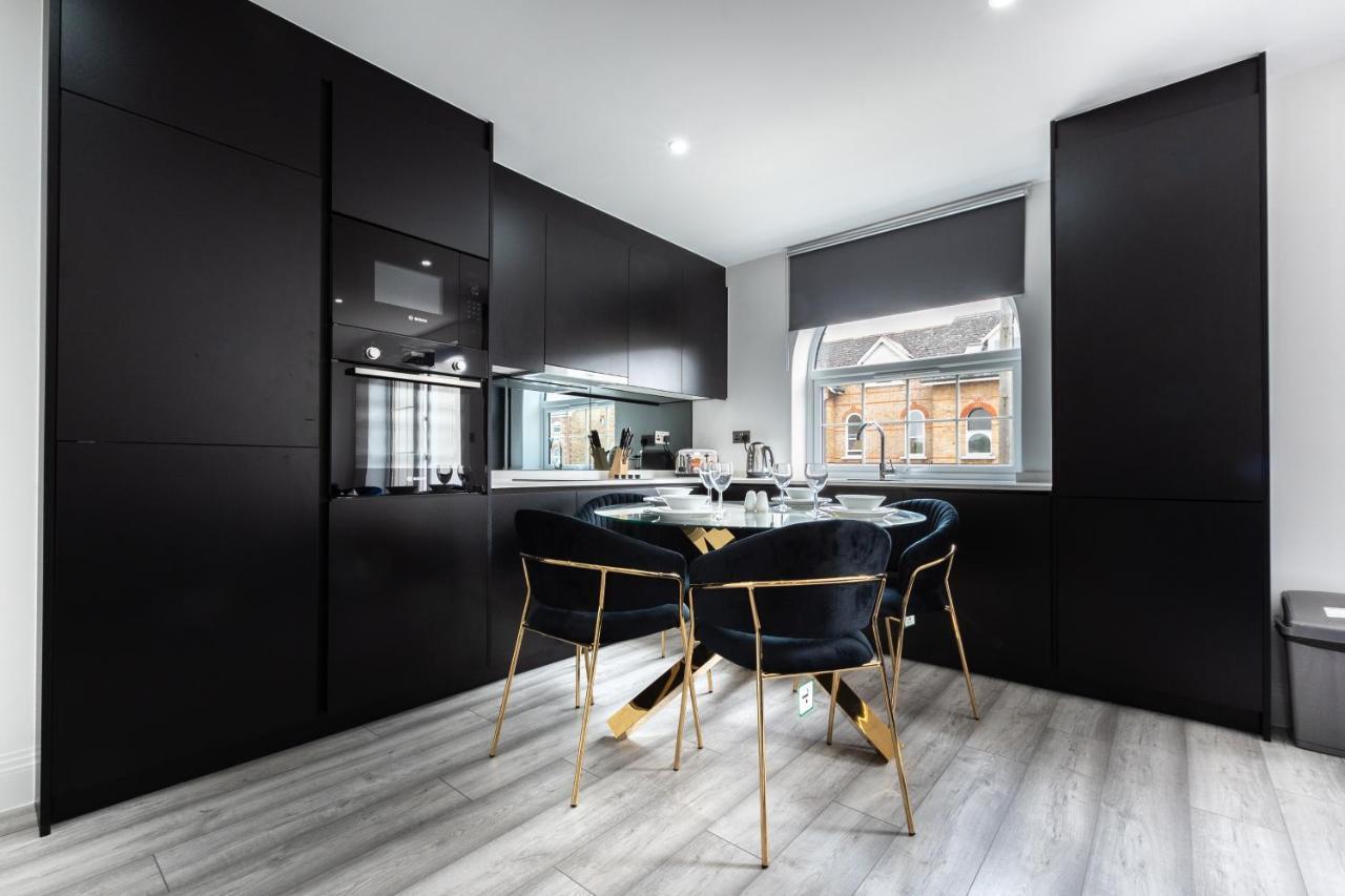 Elegant Apartments In Staines L Free Onsite Parking 斯坦斯 外观 照片