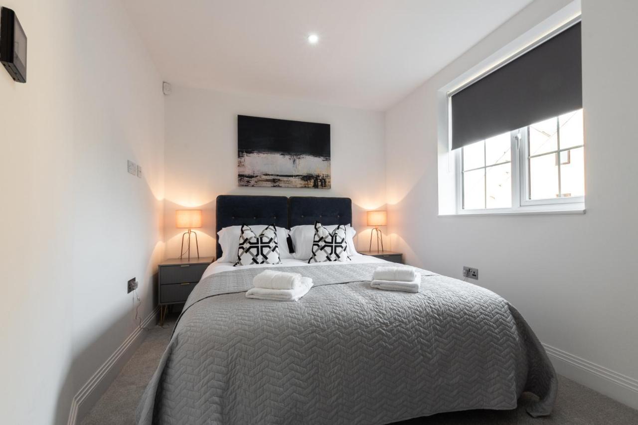 Elegant Apartments In Staines L Free Onsite Parking 斯坦斯 外观 照片
