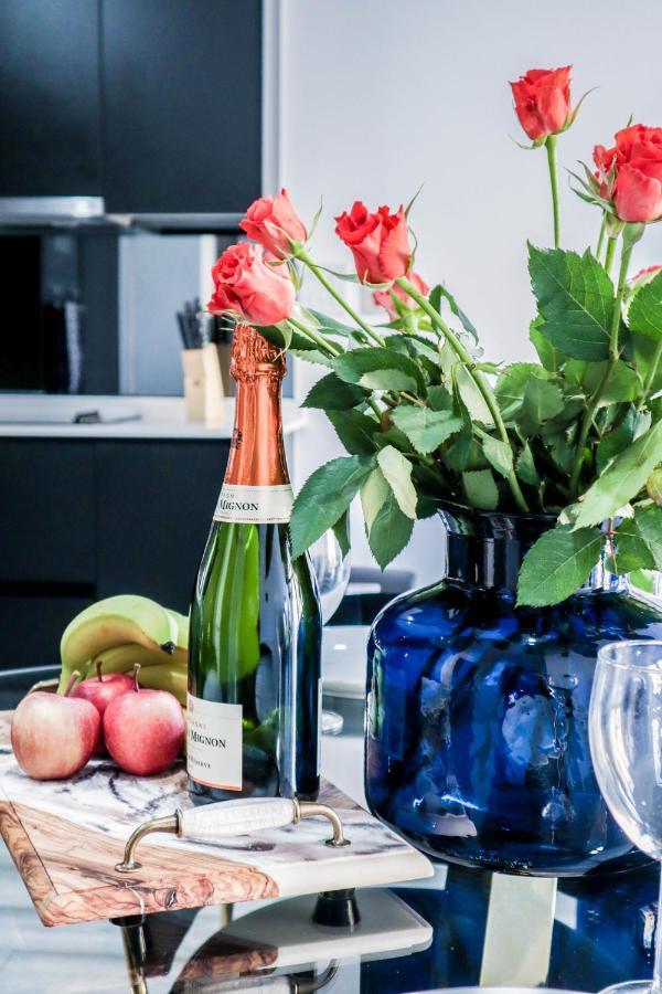 Elegant Apartments In Staines L Free Onsite Parking 斯坦斯 外观 照片