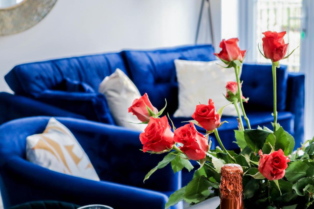 Elegant Apartments In Staines L Free Onsite Parking 斯坦斯 外观 照片