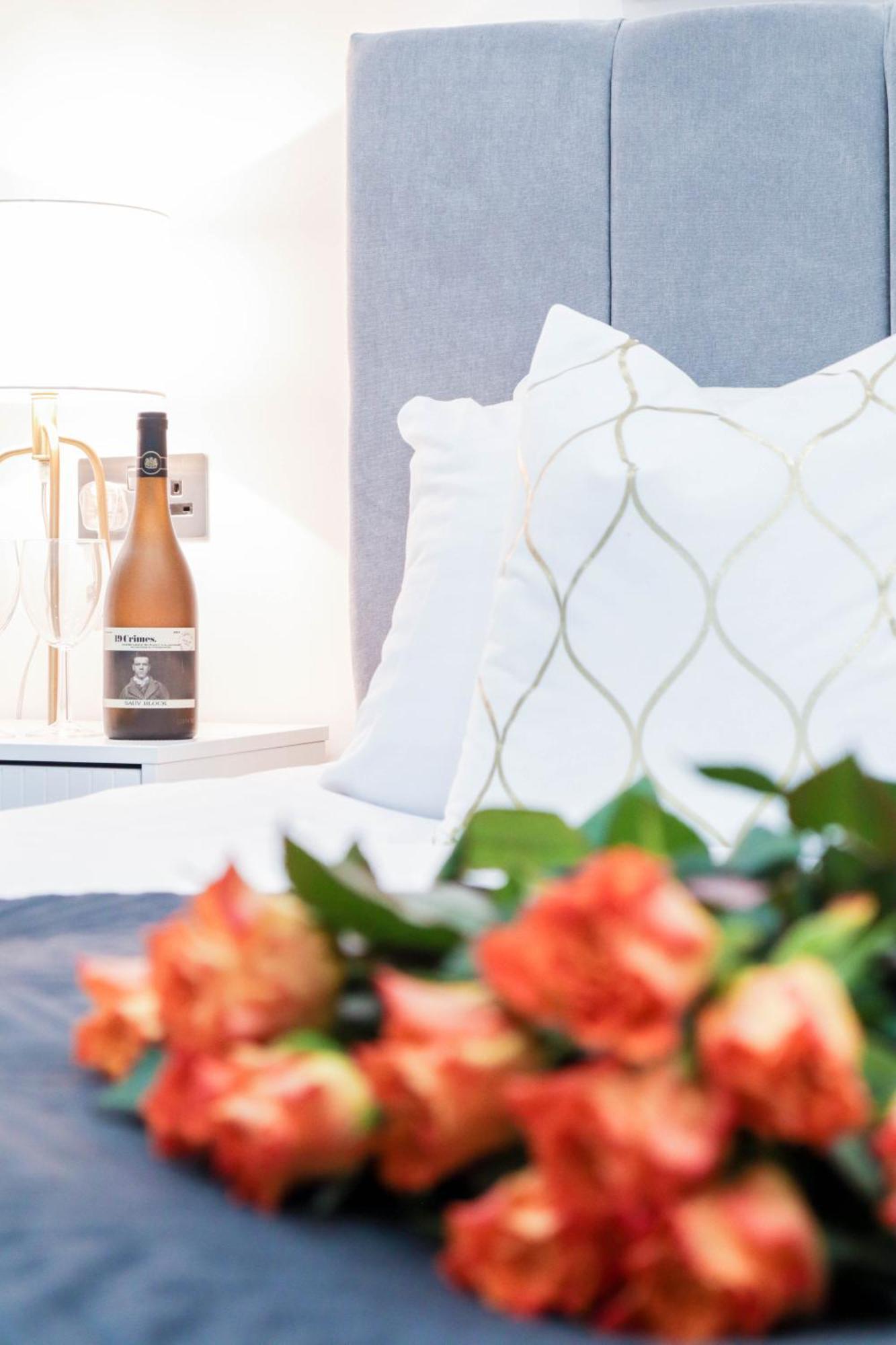 Elegant Apartments In Staines L Free Onsite Parking 斯坦斯 外观 照片