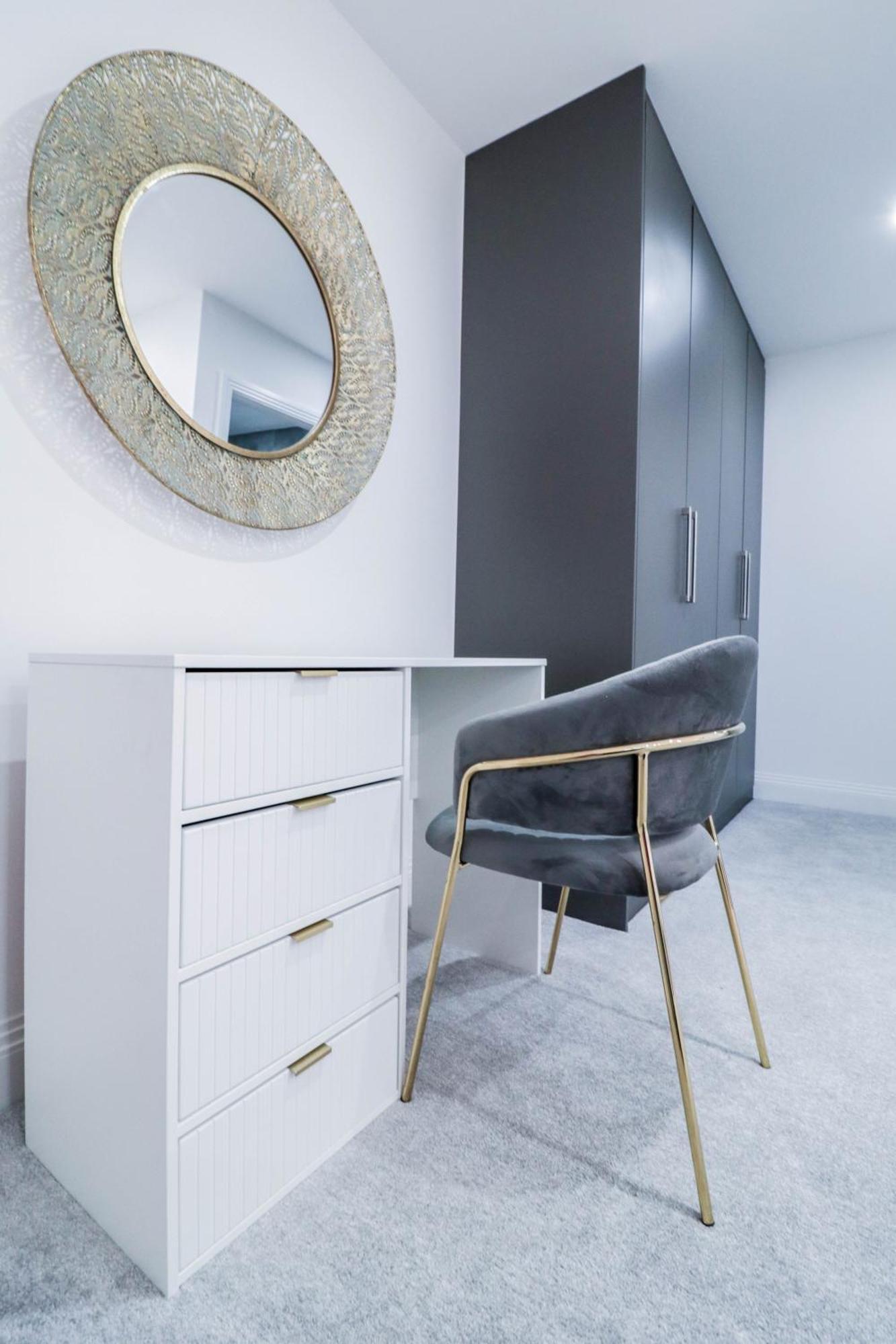 Elegant Apartments In Staines L Free Onsite Parking 斯坦斯 外观 照片