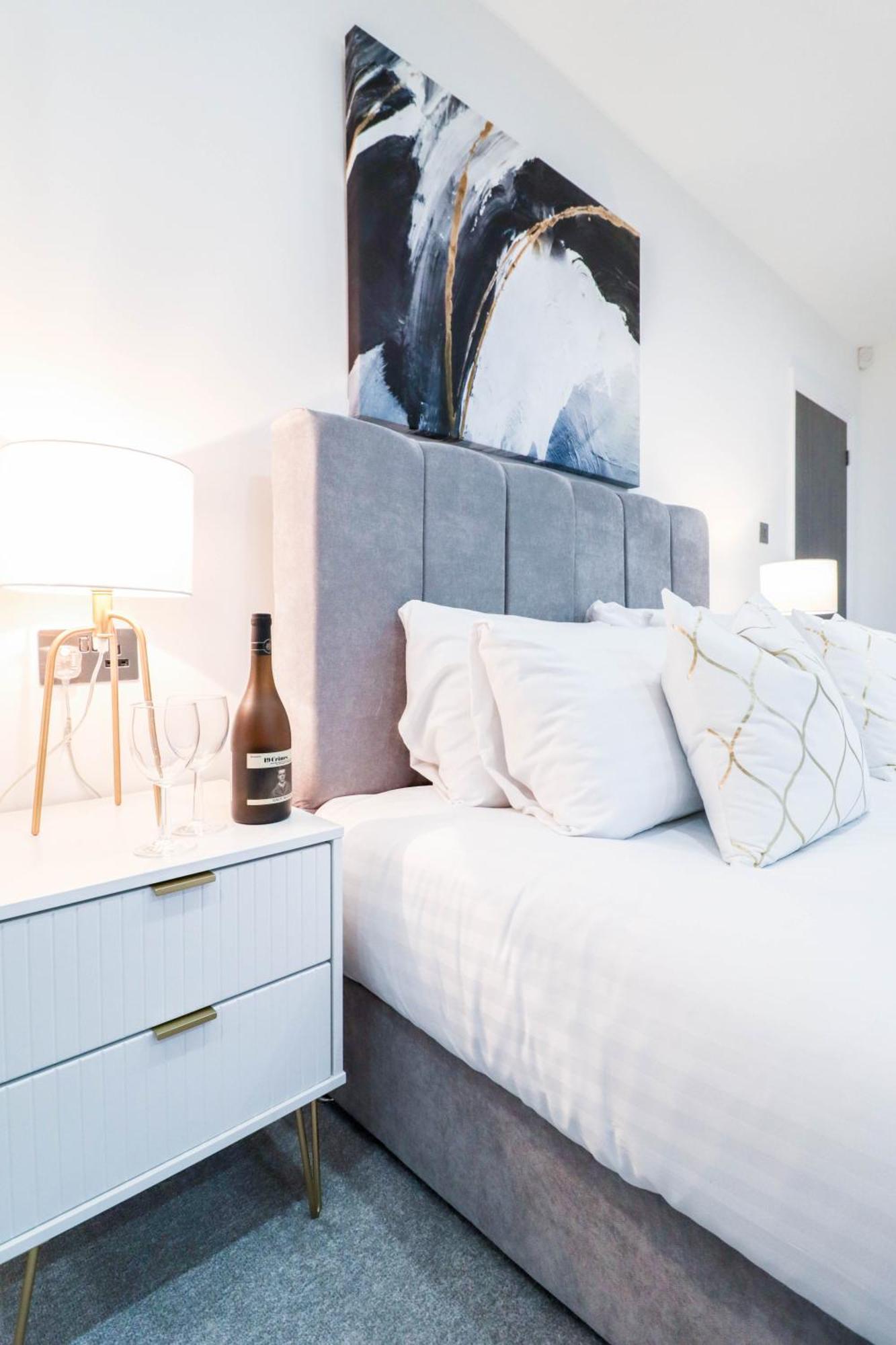 Elegant Apartments In Staines L Free Onsite Parking 斯坦斯 外观 照片