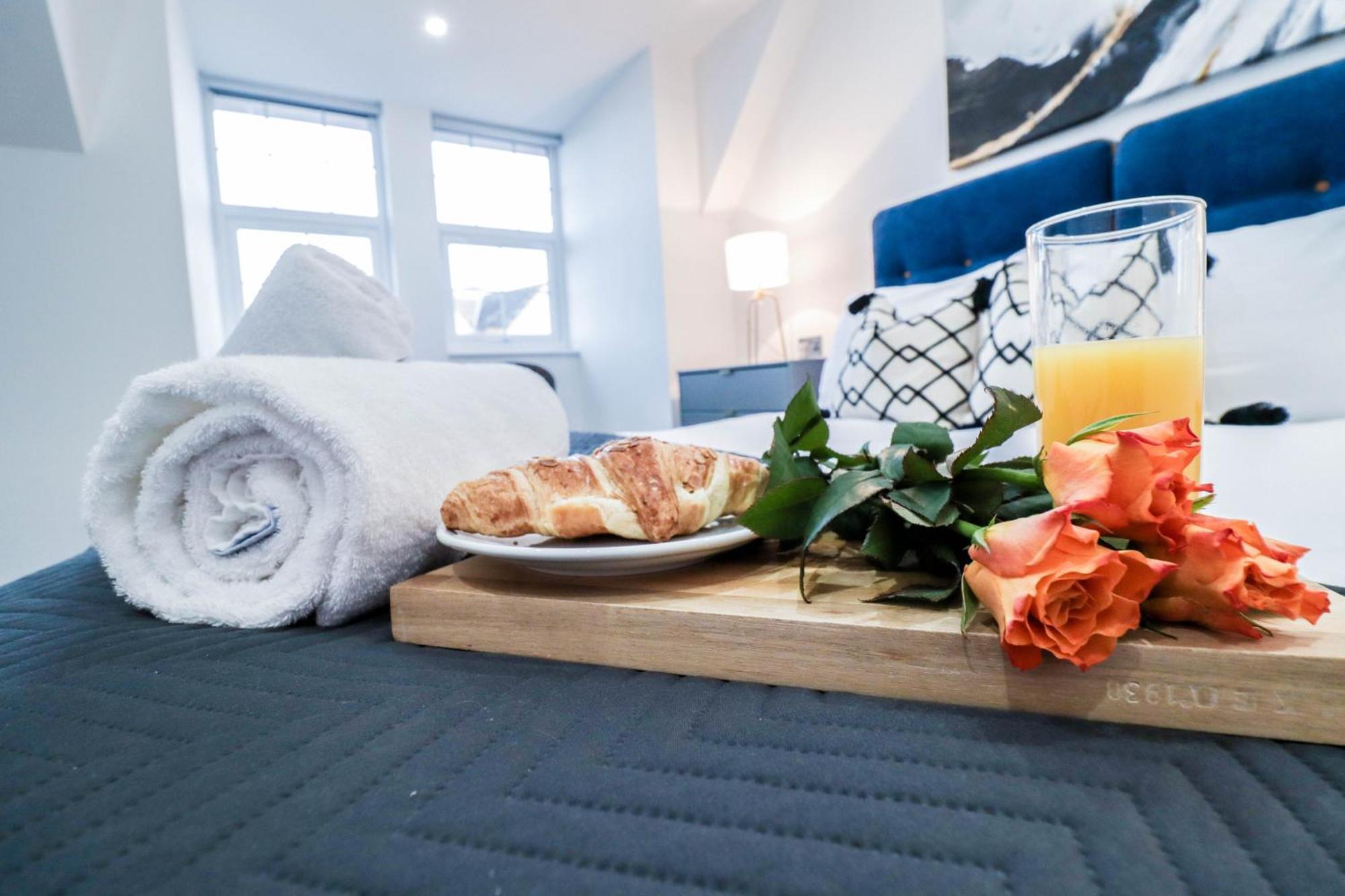 Elegant Apartments In Staines L Free Onsite Parking 斯坦斯 外观 照片