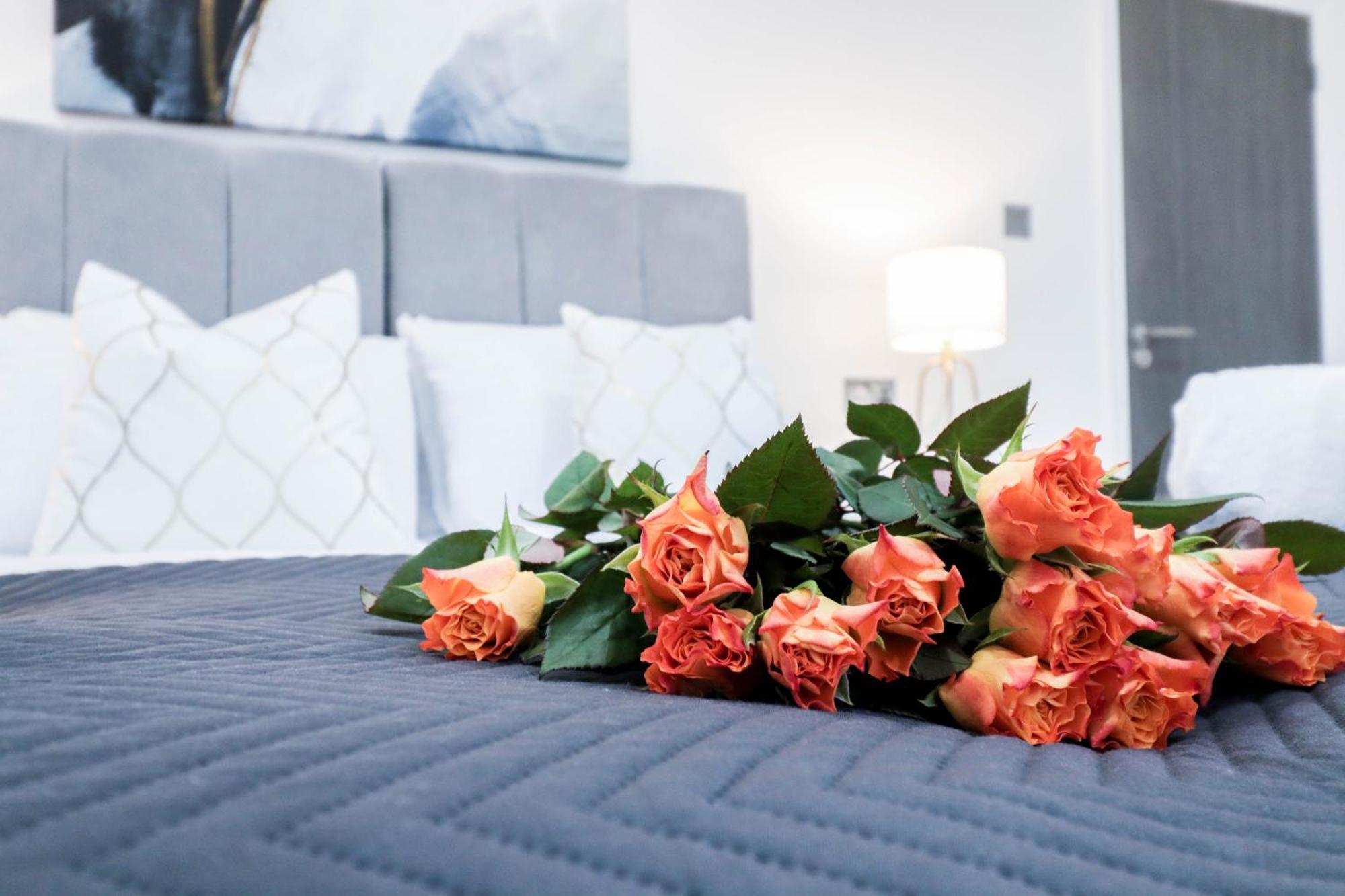 Elegant Apartments In Staines L Free Onsite Parking 斯坦斯 外观 照片