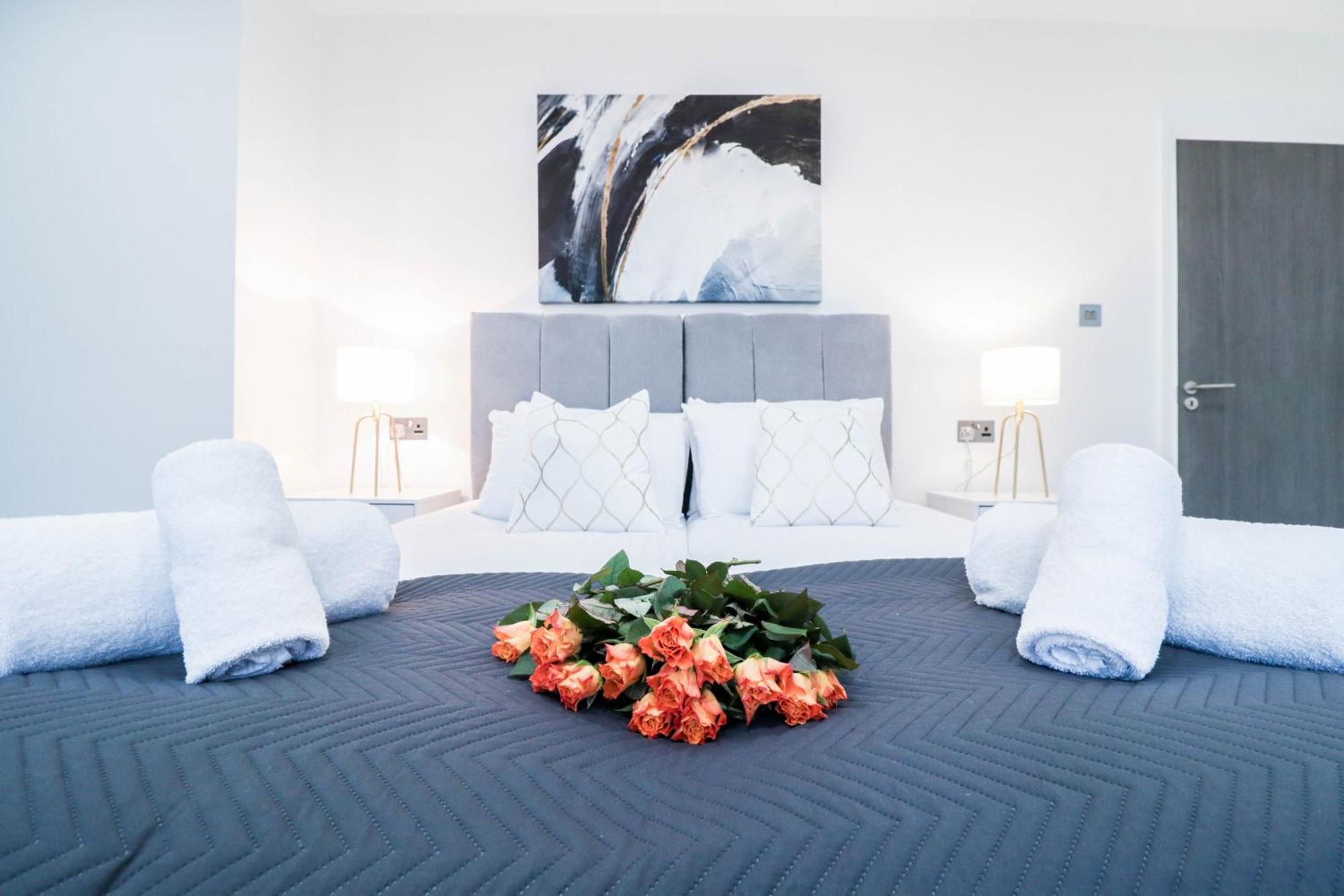 Elegant Apartments In Staines L Free Onsite Parking 斯坦斯 外观 照片