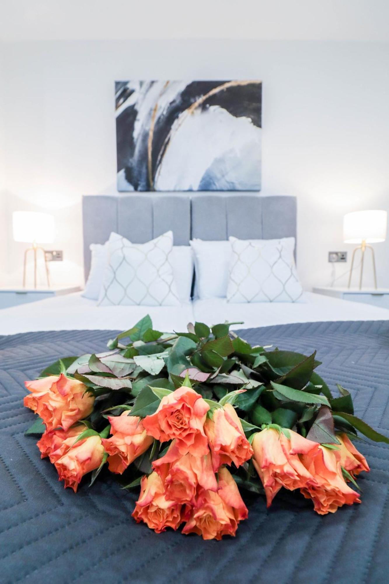 Elegant Apartments In Staines L Free Onsite Parking 斯坦斯 外观 照片