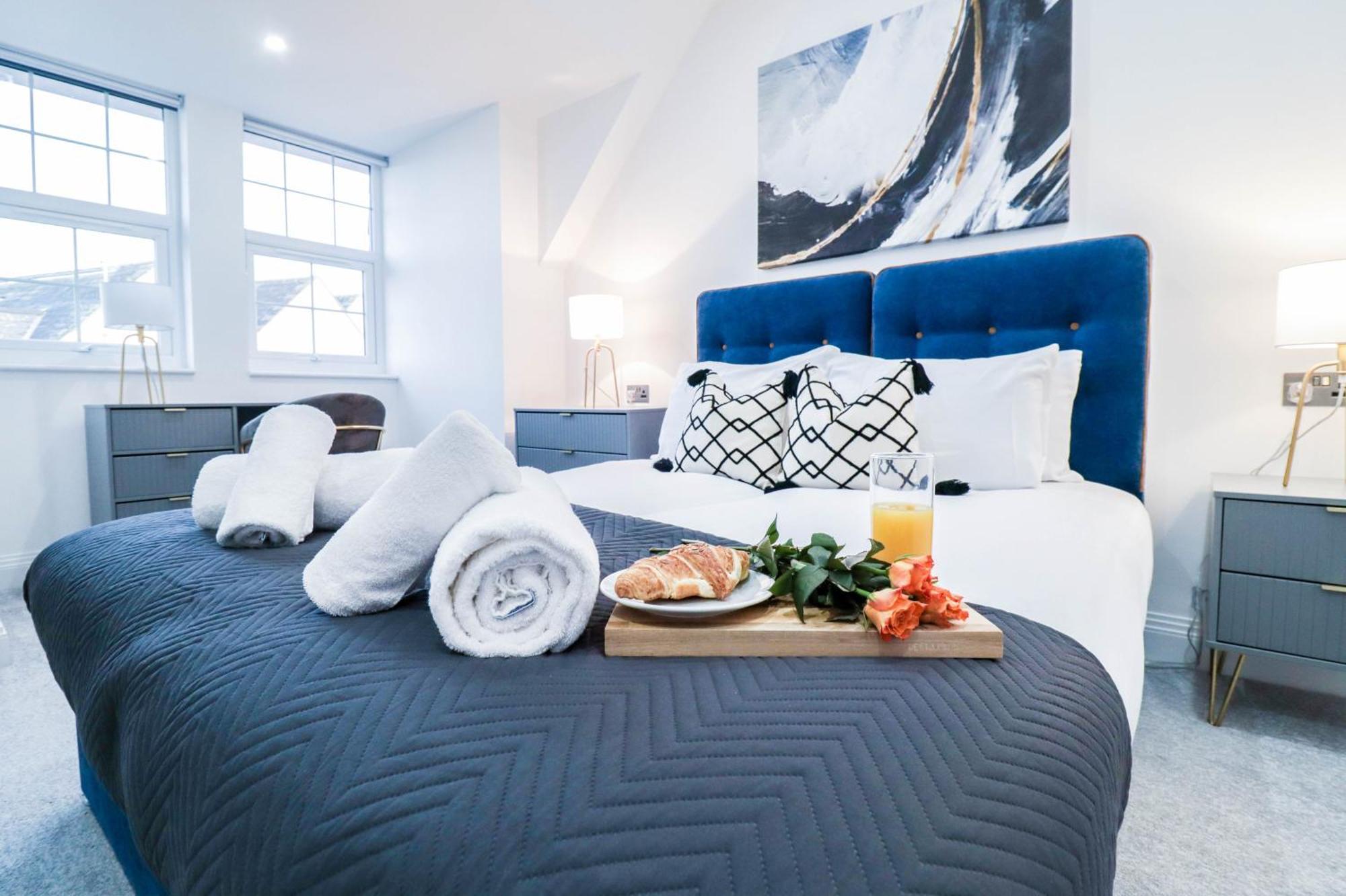 Elegant Apartments In Staines L Free Onsite Parking 斯坦斯 外观 照片