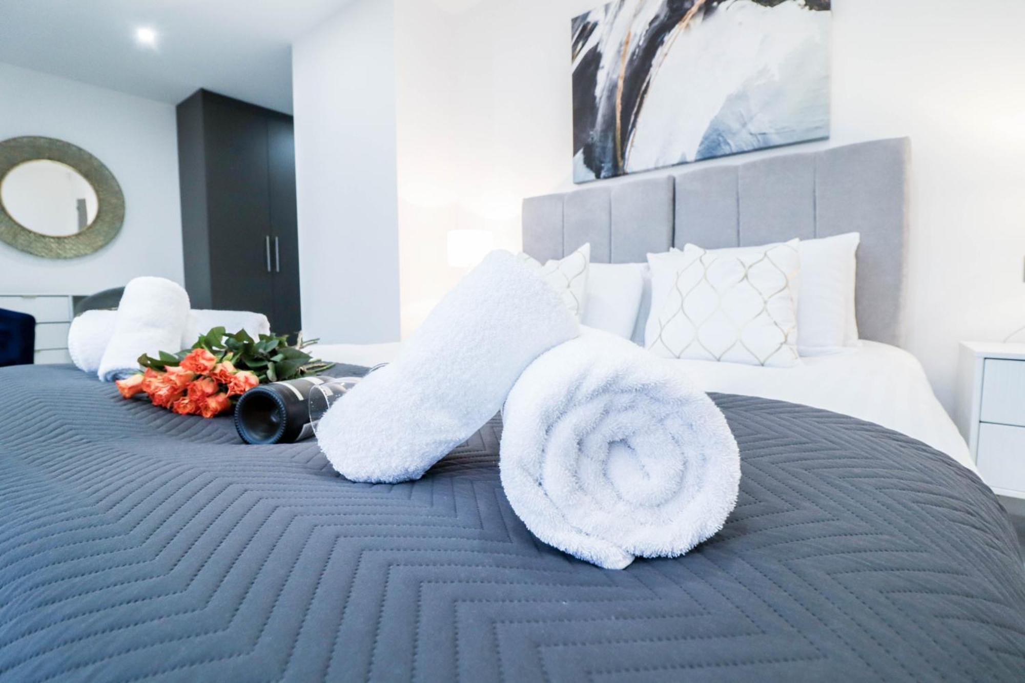 Elegant Apartments In Staines L Free Onsite Parking 斯坦斯 外观 照片