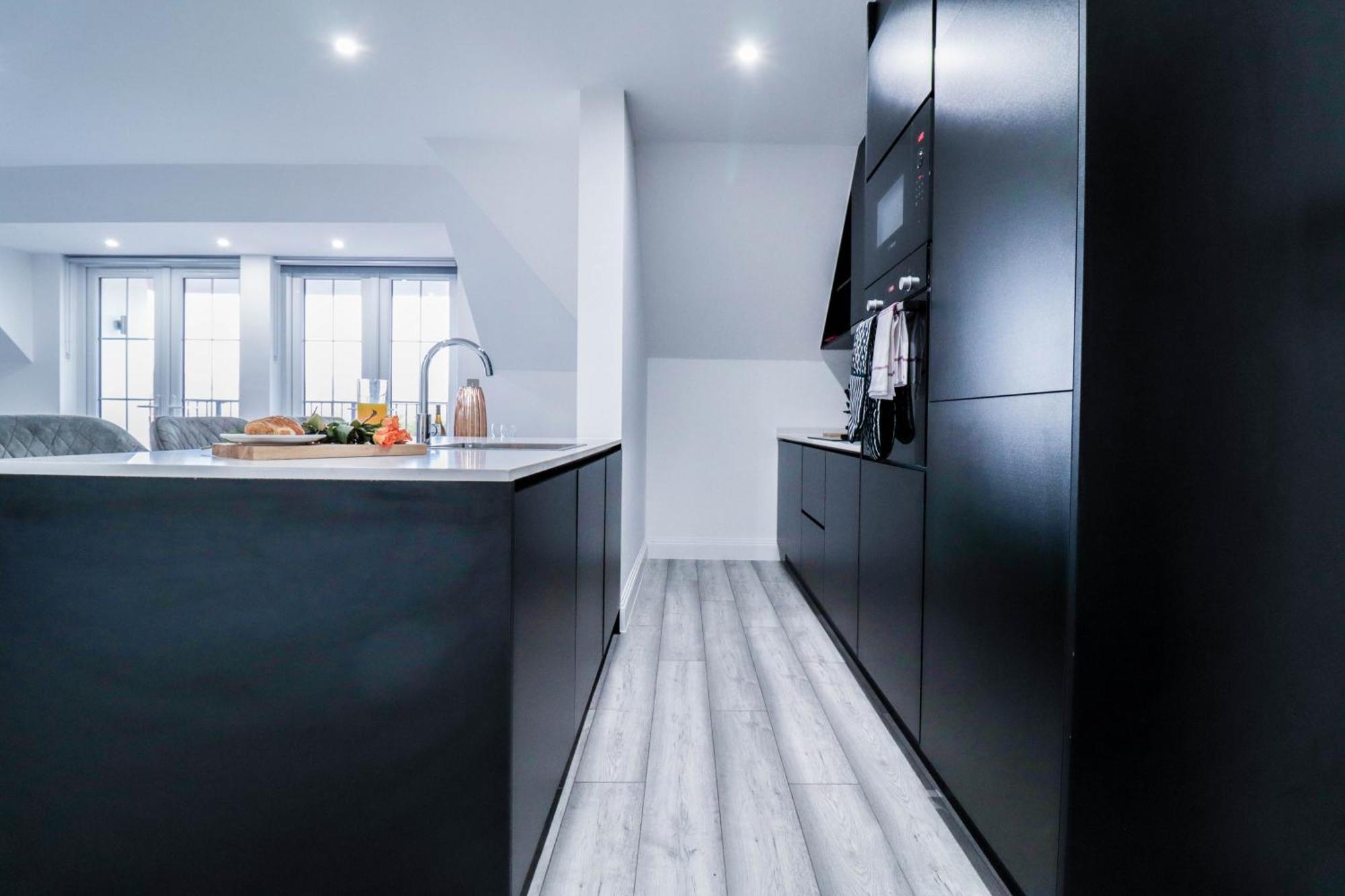 Elegant Apartments In Staines L Free Onsite Parking 斯坦斯 外观 照片