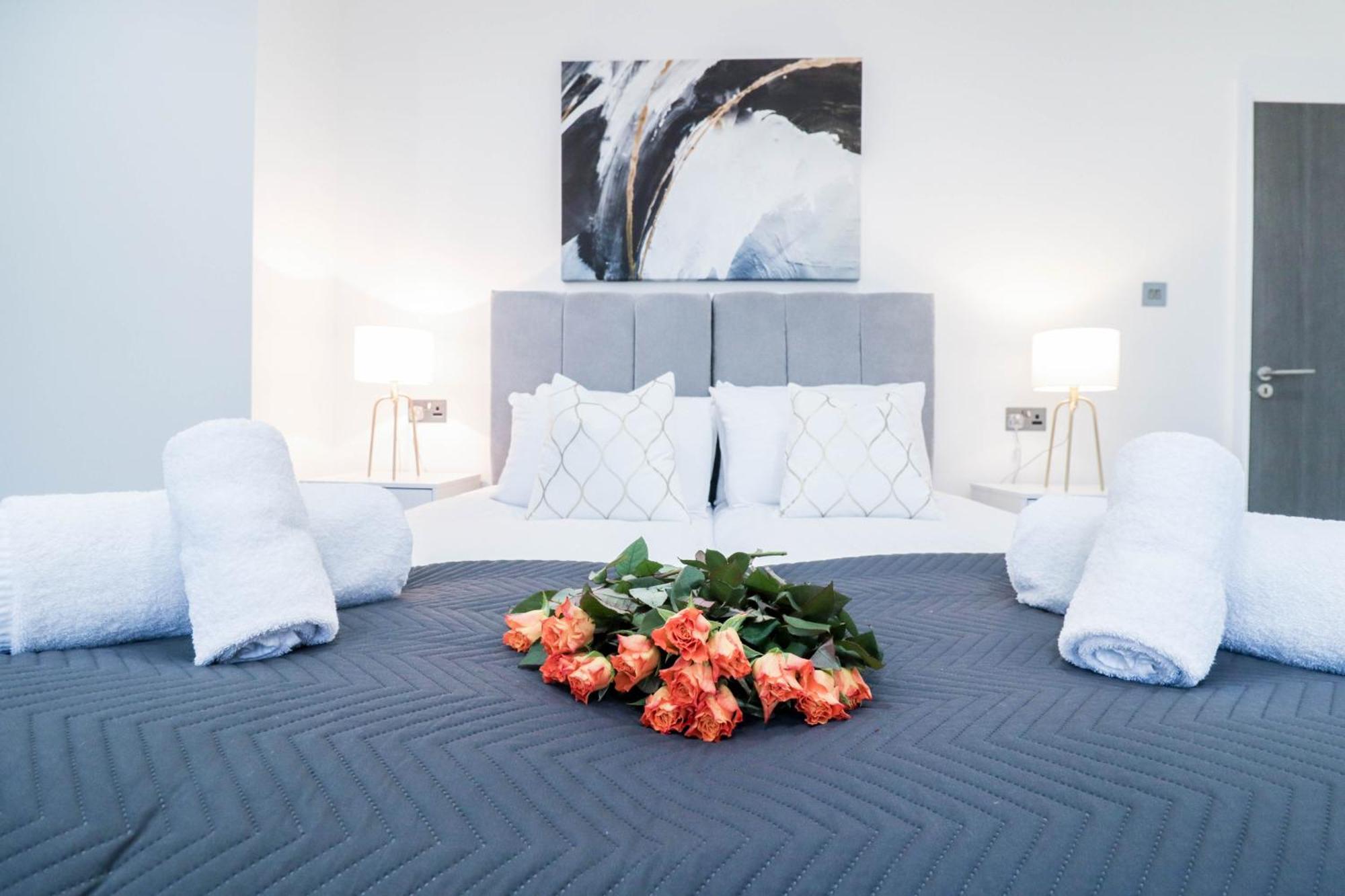 Elegant Apartments In Staines L Free Onsite Parking 斯坦斯 外观 照片