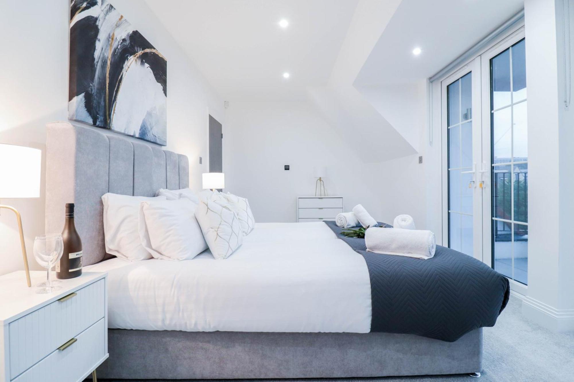Elegant Apartments In Staines L Free Onsite Parking 斯坦斯 外观 照片