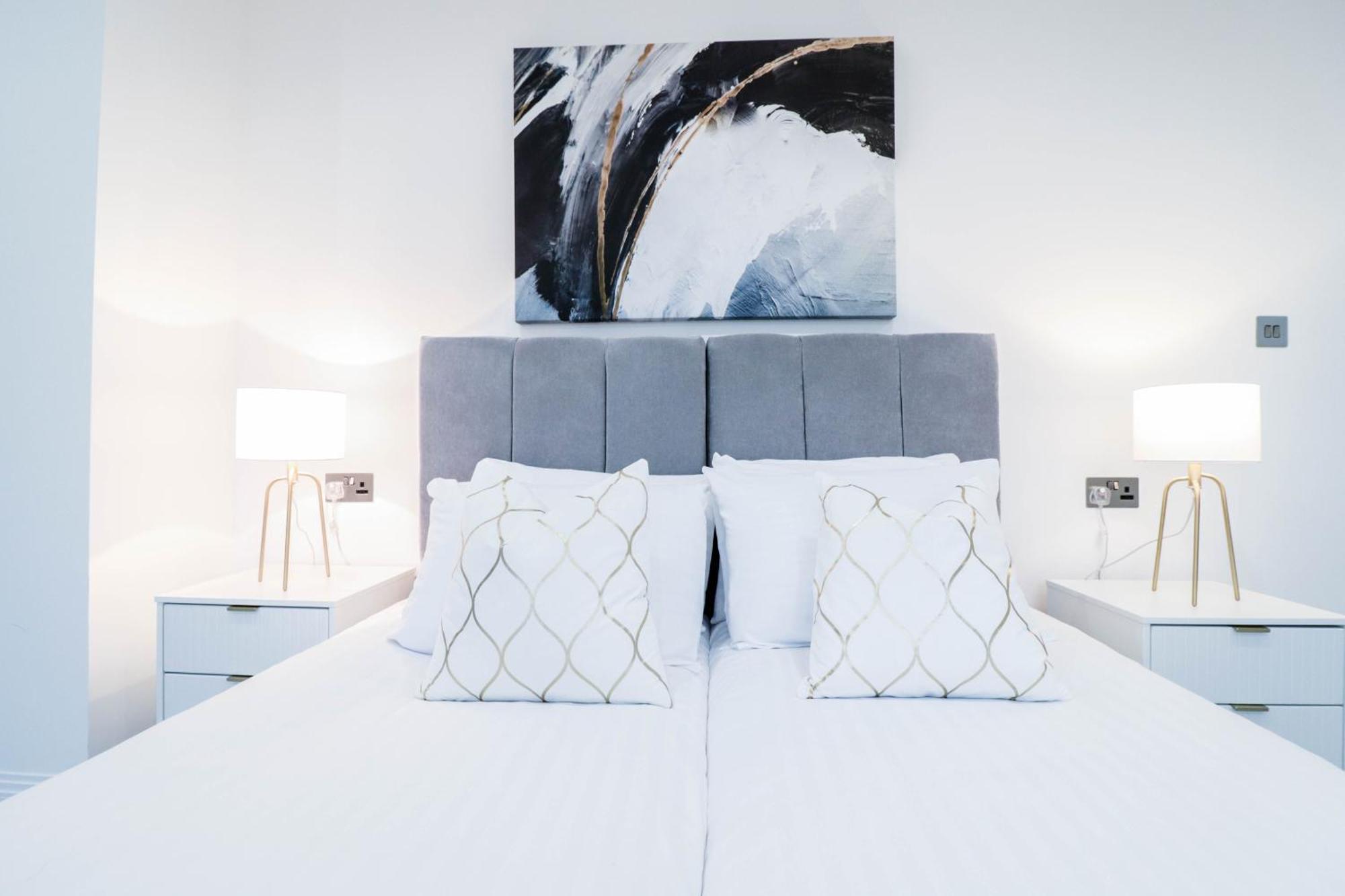 Elegant Apartments In Staines L Free Onsite Parking 斯坦斯 外观 照片
