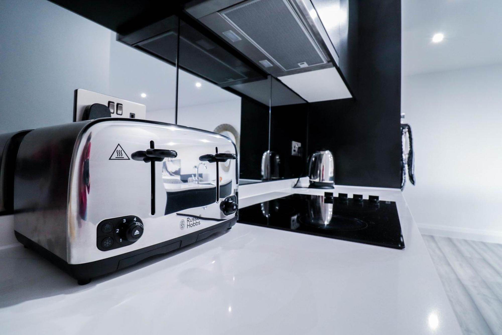 Elegant Apartments In Staines L Free Onsite Parking 斯坦斯 外观 照片