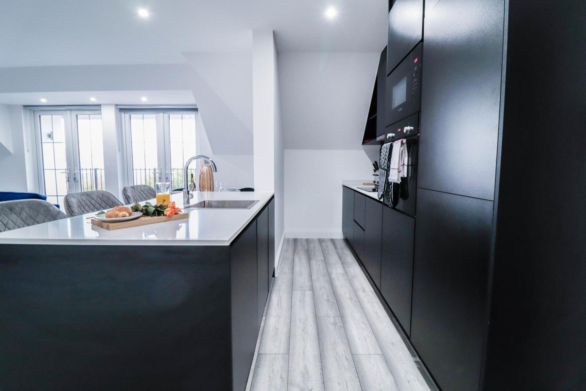 Elegant Apartments In Staines L Free Onsite Parking 斯坦斯 外观 照片