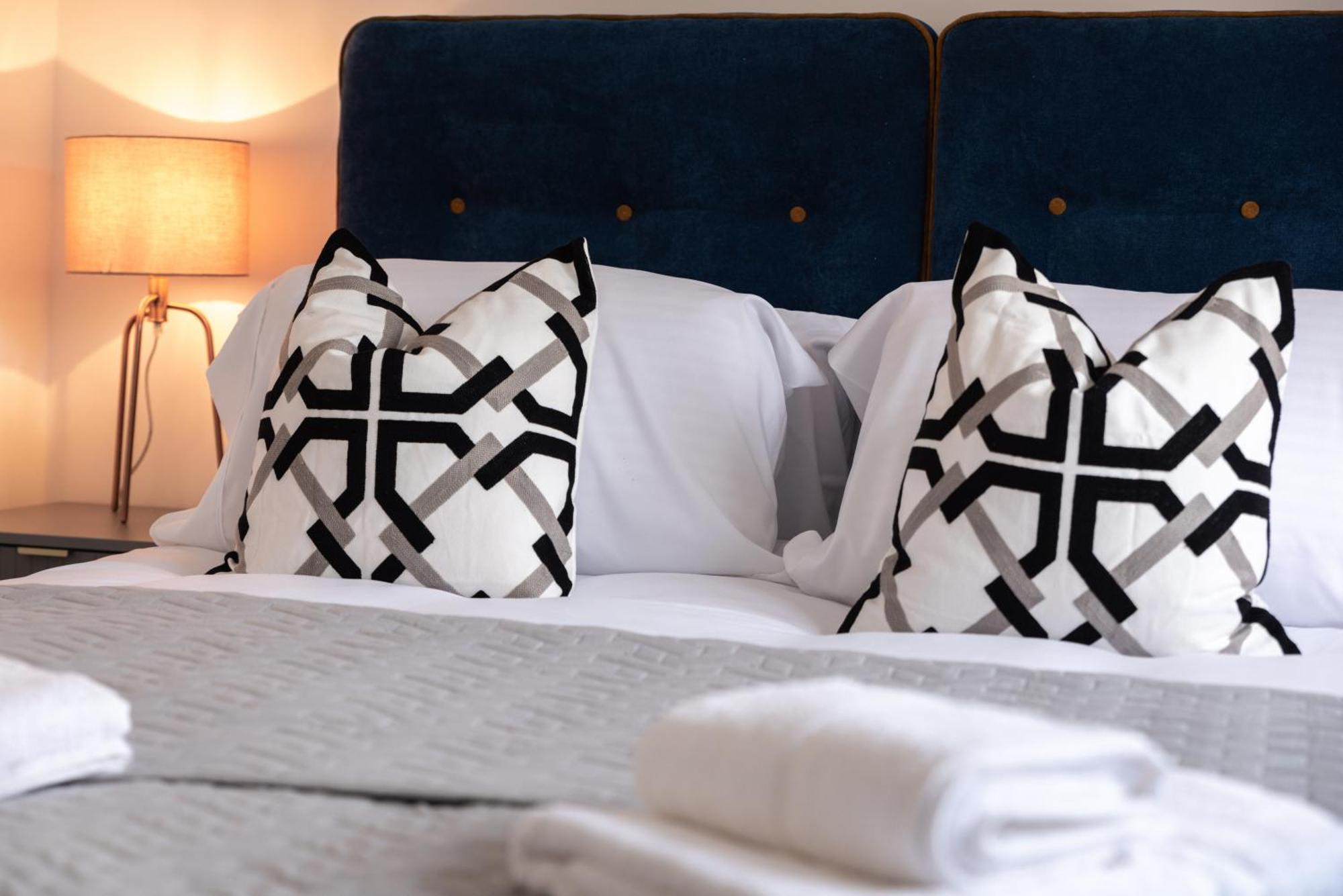 Elegant Apartments In Staines L Free Onsite Parking 斯坦斯 外观 照片