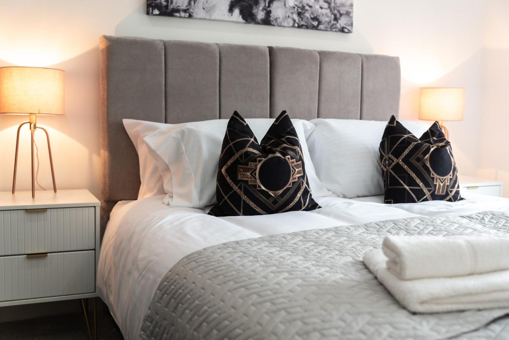 Elegant Apartments In Staines L Free Onsite Parking 斯坦斯 外观 照片