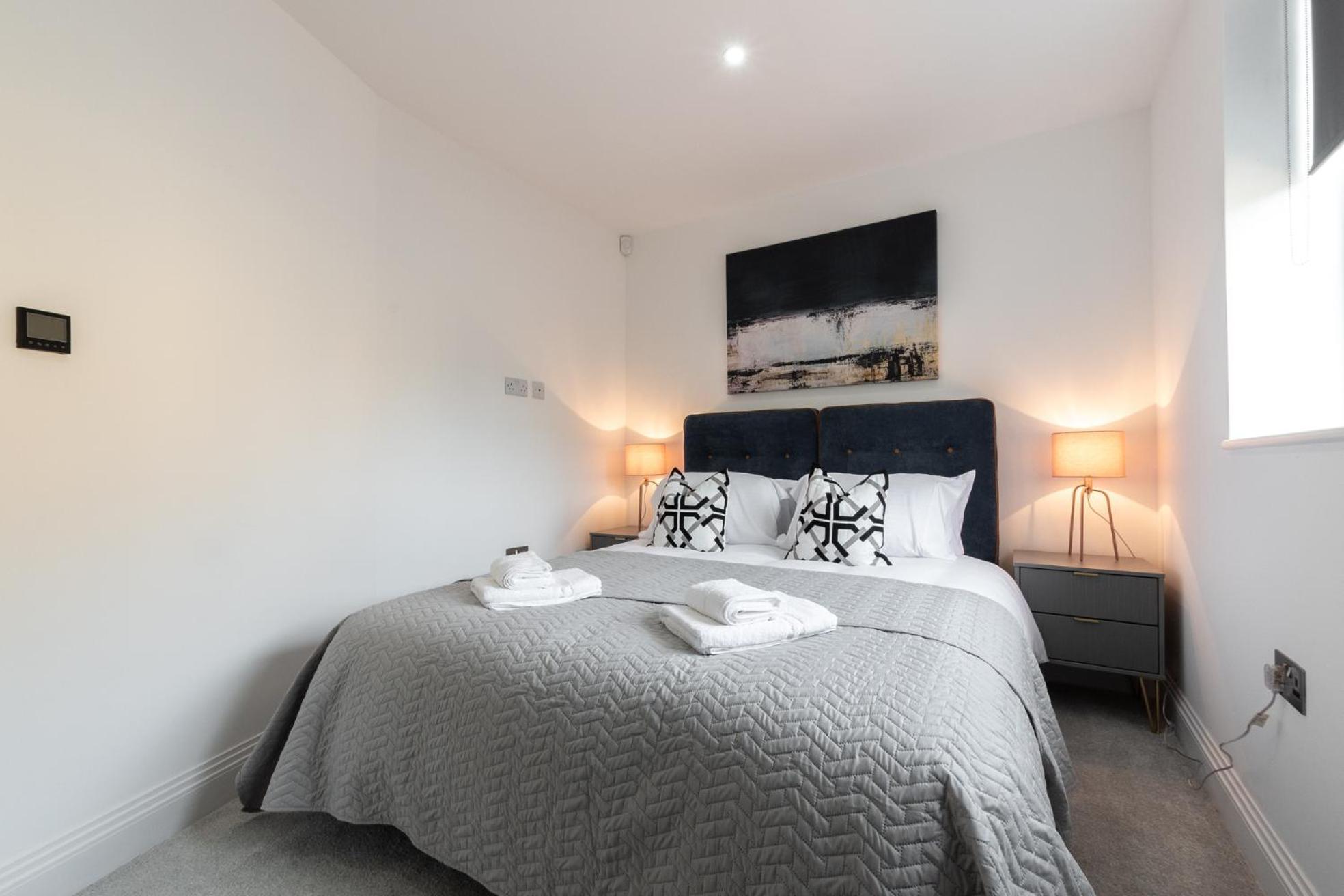 Elegant Apartments In Staines L Free Onsite Parking 斯坦斯 外观 照片