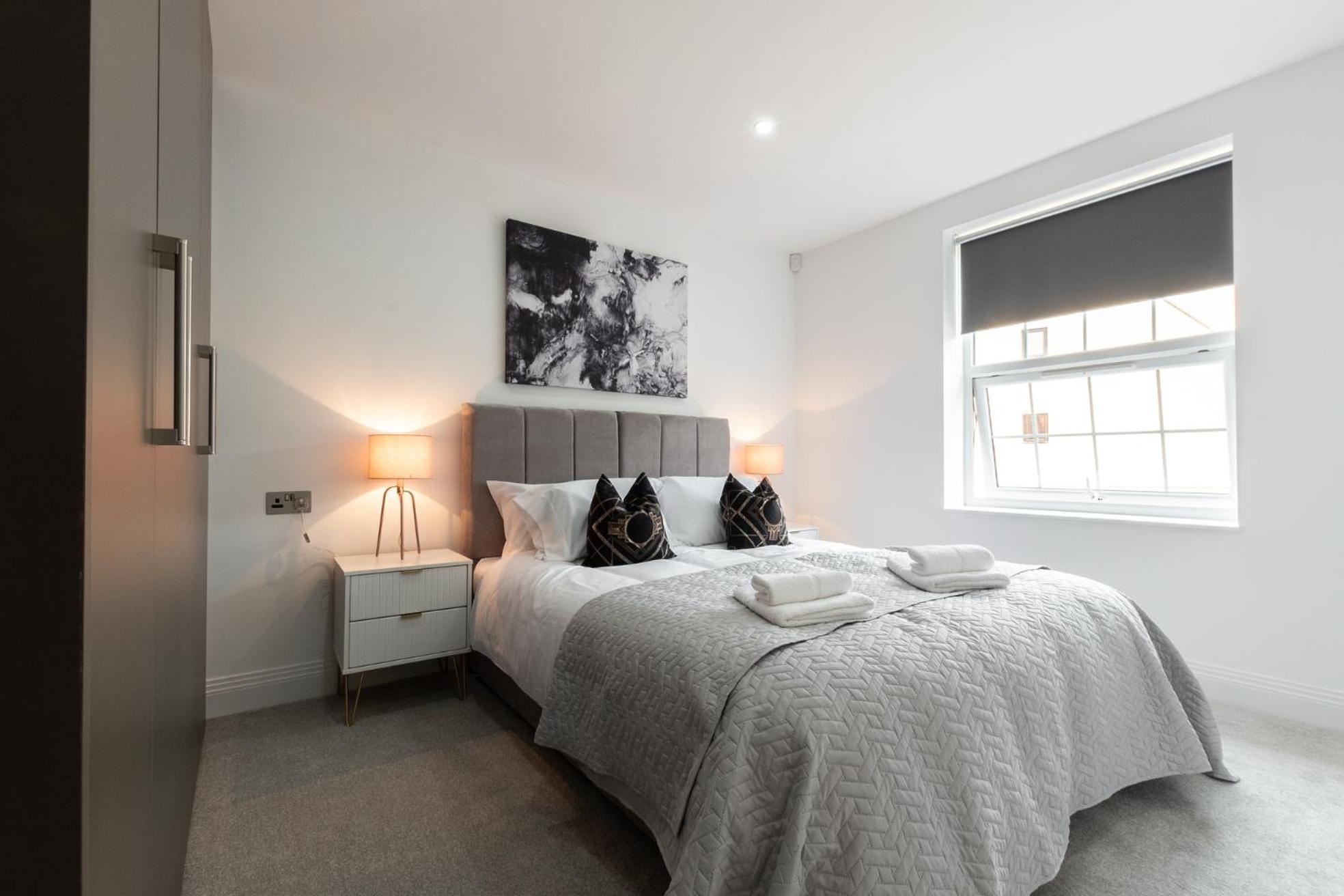 Elegant Apartments In Staines L Free Onsite Parking 斯坦斯 外观 照片