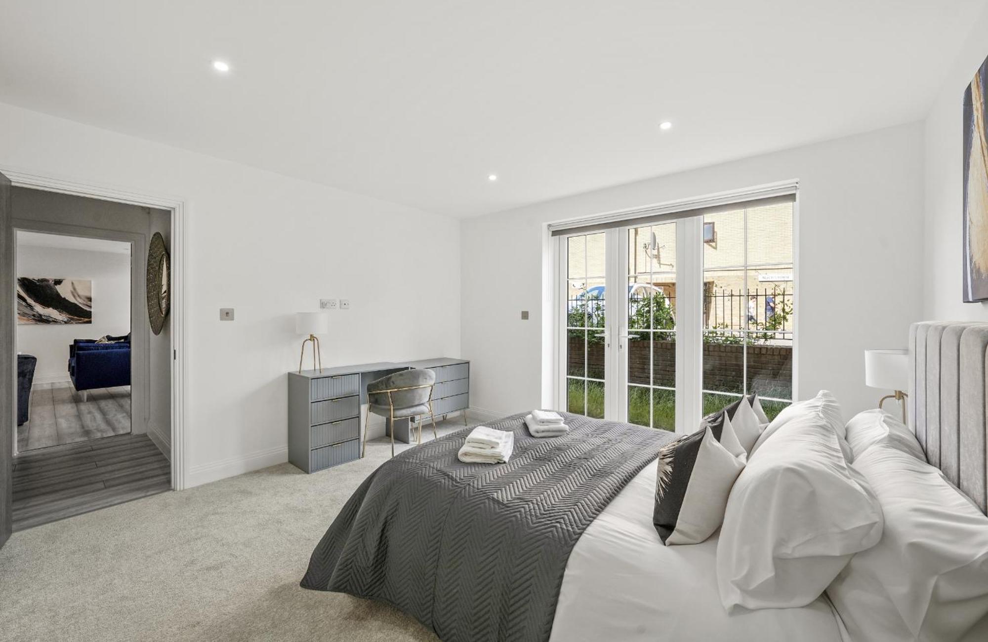 Elegant Apartments In Staines L Free Onsite Parking 斯坦斯 外观 照片