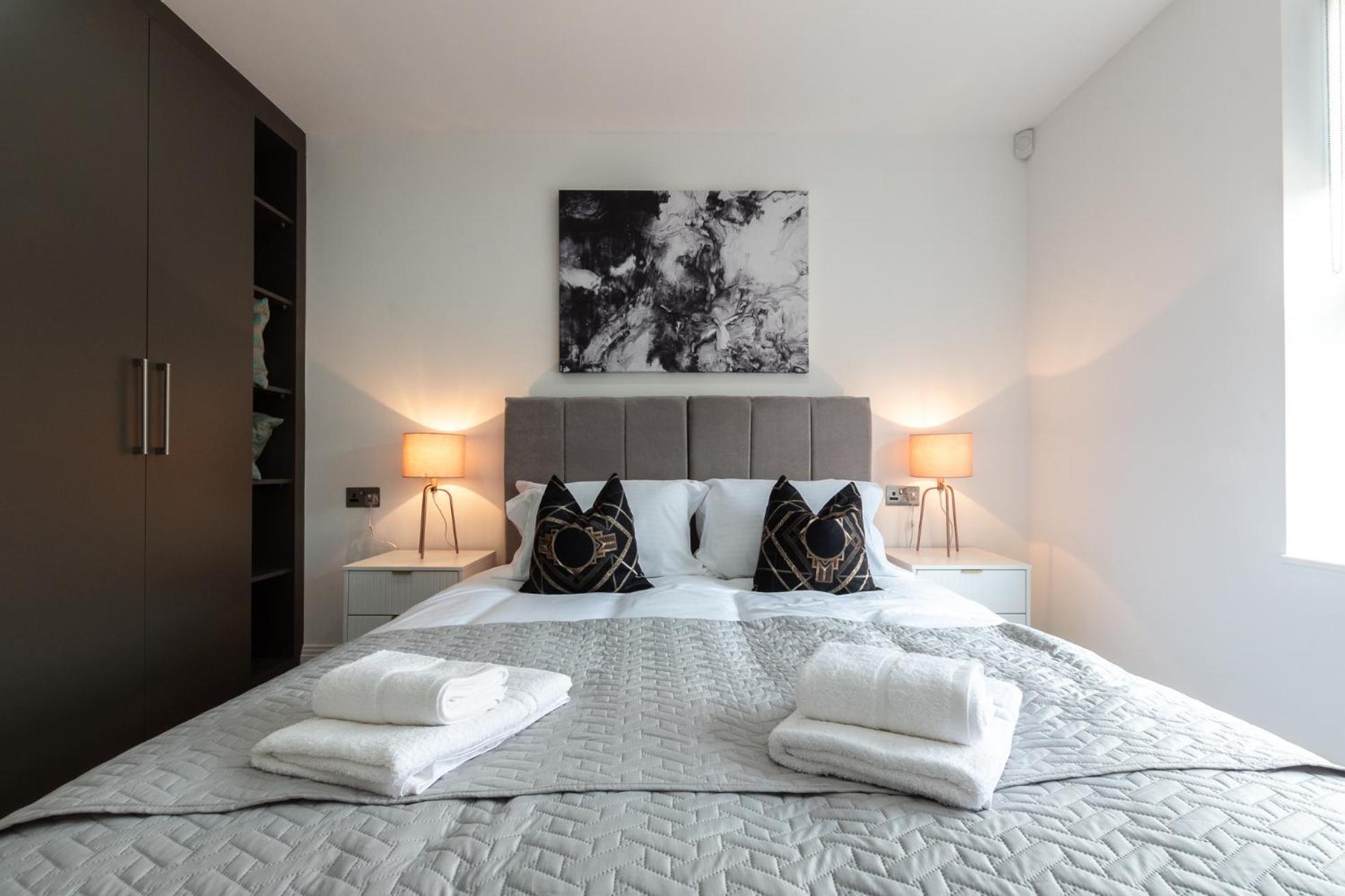 Elegant Apartments In Staines L Free Onsite Parking 斯坦斯 外观 照片