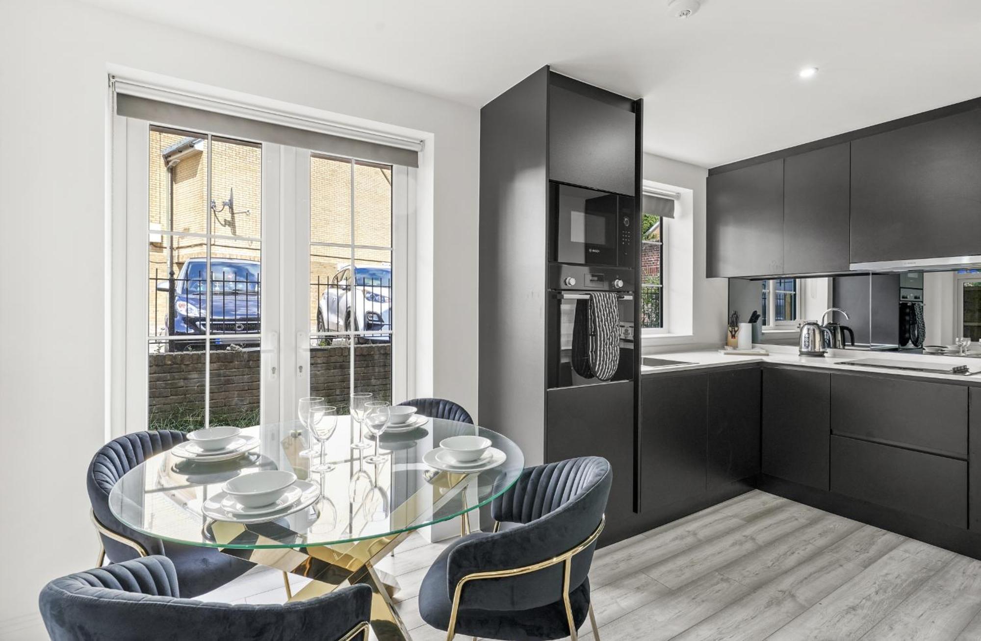 Elegant Apartments In Staines L Free Onsite Parking 斯坦斯 外观 照片